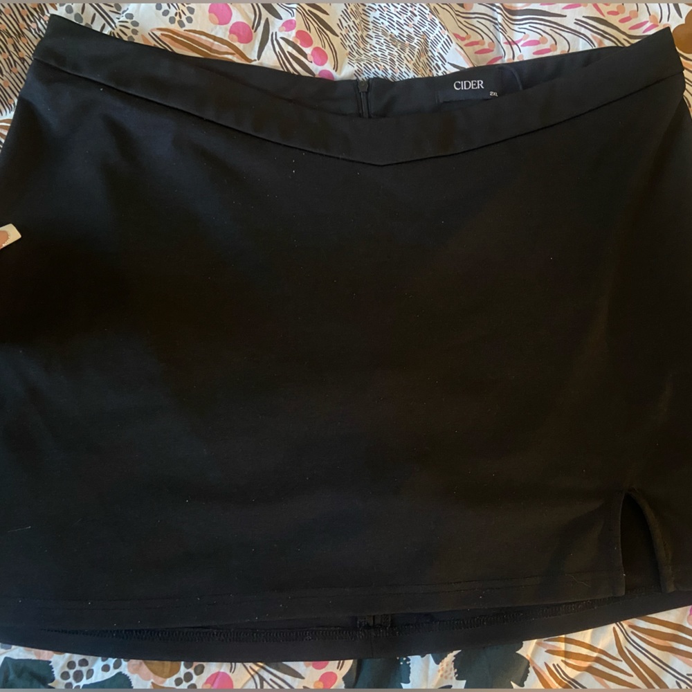 Black V waistline Cider Mini Skirt